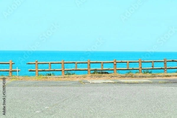 Obraz 日本海、青空、青い海、ガードレール、県道