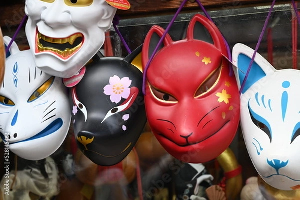 Obraz 日本の京都で狐のお面が並ぶ風景