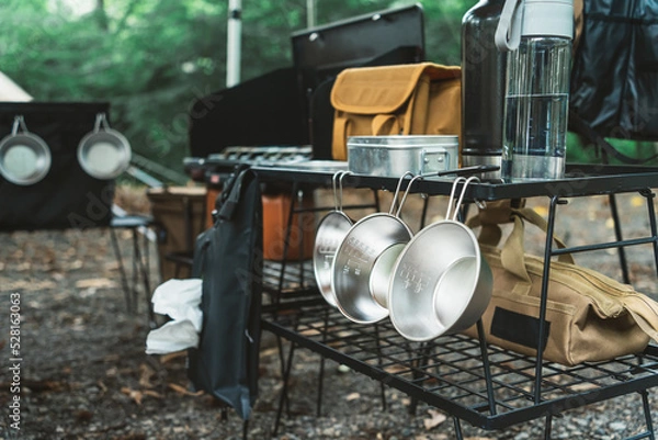 Fototapeta シェラカップとキャンプの調理台

