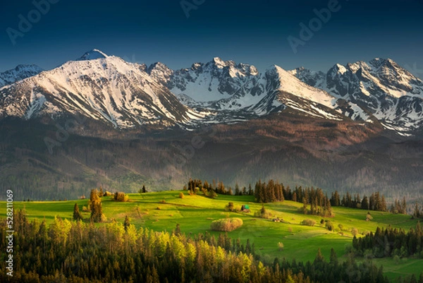 Fototapeta View of the Tatra Mountains, meadows, pastures, from Gliczarów Górny. Spring, Poland. Widok na Tatry, góry, łąki, hale, z Gliczarowa Górnego. Wiosna, Podhale, Polska. Krajobraz