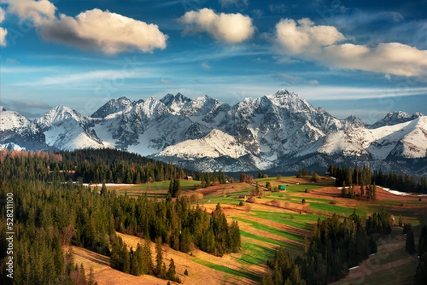 Fototapeta View of the Tatra Mountains, meadows, pastures, from Gliczarów Górny. Spring, Poland. Widok na Tatry, góry, łąki, hale, z Gliczarowa Górnego. Wiosna, Podhale, Polska. Krajobraz