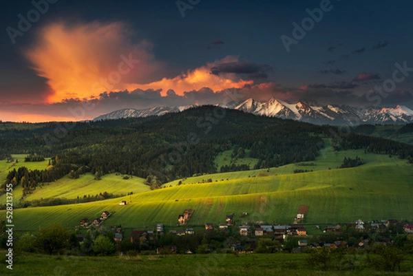 Fototapeta View of the Belianske Tatras from Grandeus. Spisz, Pieniny, spring, Poland. Widok na Tatry Bielskie z Grandeusa. Spisz, góry, Pieniny, wiosna, Polska, wschód słońca. Góry w śniegu
