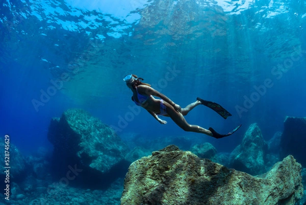 Obraz a girl dives in apnea