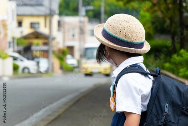 Fototapeta 幼稚園バスと女の子