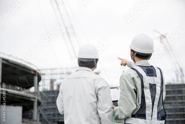 Fototapeta 日本人の仕事風景、現場監督　後姿　施工管理　新人教育