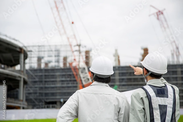 Fototapeta 日本人の仕事風景、現場監督　後姿　施工管理　新人教育