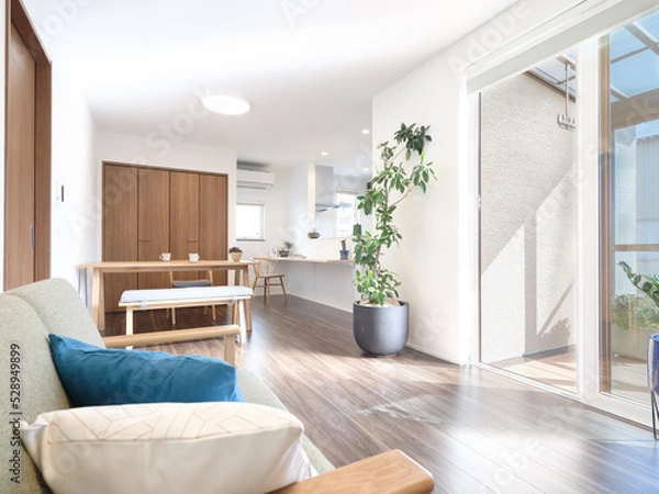 Obraz 白基調の美しい新築住宅のリビングダイニング