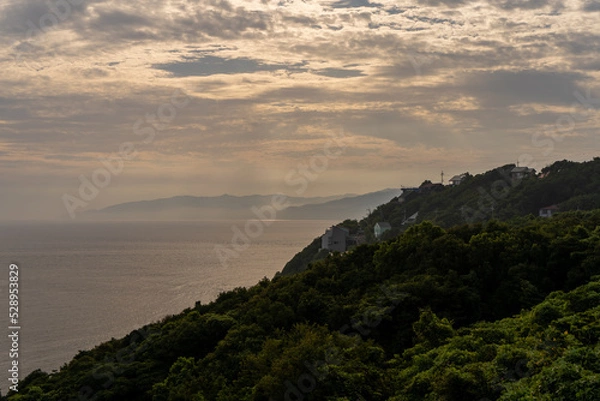 Obraz 夕焼けの空と海沿いの別荘地