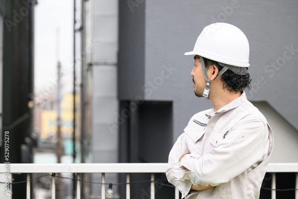 Fototapeta ビルの点検などで使いやすい作業着の後ろ姿