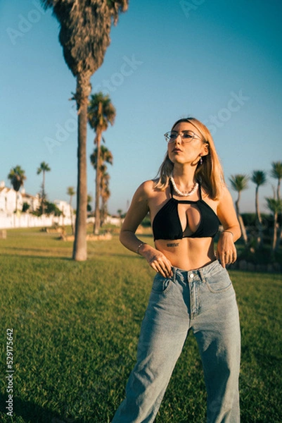 Obraz Chica guapa veraniega casual en la costa del sur de españa disfrutando del verano en un ambiente veraniego