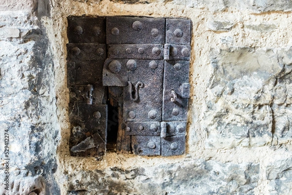 Fototapeta Mittelalterliche Holztüre mit Eisenbeschlag an Mauer