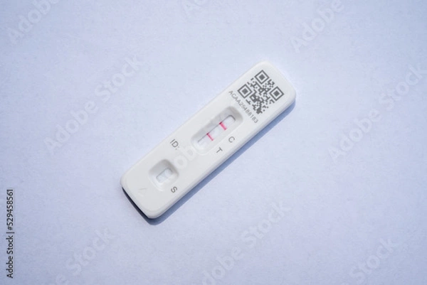 Obraz pharmacy coronavirus test showing a positive result