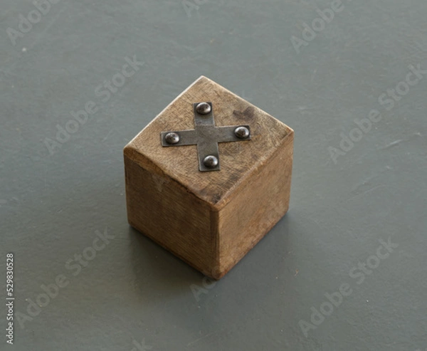 Obraz Cube en bois et lettre X en métal, élément d'un jeu de casse tête, de jeu de société