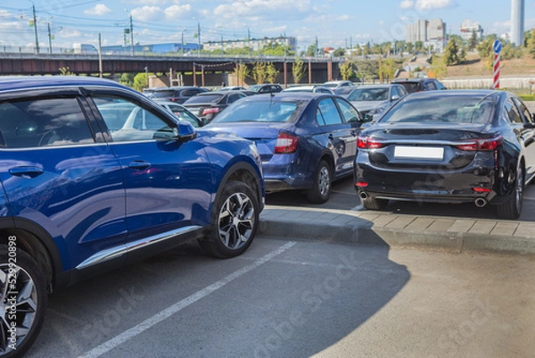 Fototapeta Cars parked in the city center