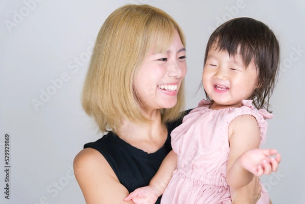 Fototapeta 女の子をハグするお母さん