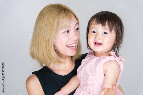 Fototapeta 女の子を抱きかかえるお母さん