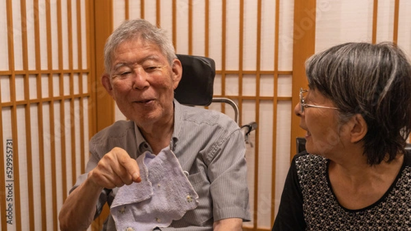 Obraz 和食屋で外食する高齢者夫婦 笑顔で話す夫