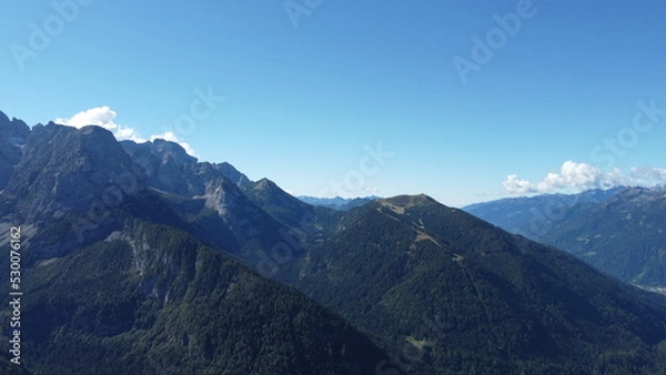 Obraz paesaggi montagna natura fiori alberi cielo verde