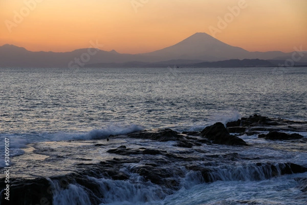 Fototapeta 江ノ島の岩場からの見た富士山と湘南の海