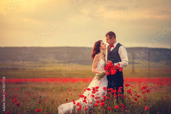 Obraz The bride and groom in a poppy field