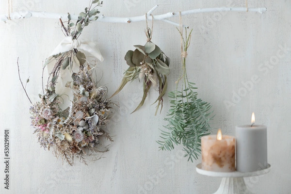 Obraz 白い壁に飾られたリースとスワッグ