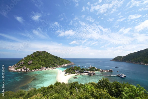 Fototapeta A scenery of small islands with white sand in the middle. Koh Nang Yuan from Thailand in daylight, blue sky and clouds.