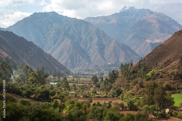 Fototapeta View of the Sacred Valley from the village of Urquillos, mountains and forest, in Peru. 
