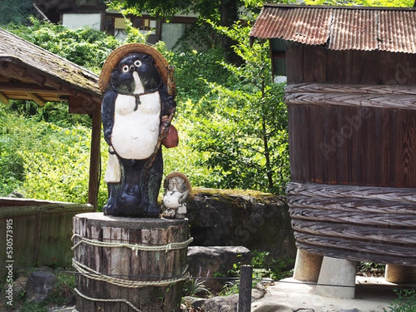 Obraz 大きな信楽焼の狸と酒樽　京都