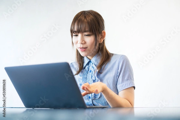 Fototapeta リモートワークをする女性