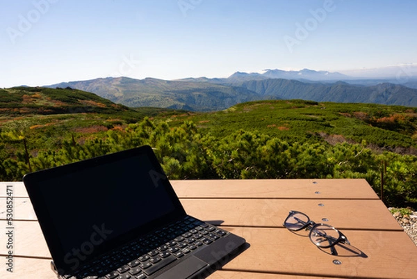 Fototapeta ワーケーション イメージ　北海道 大雪山 旭岳にて　remote working at autumn highland resort (mt.Asahidake,Hokkaido,Japan)