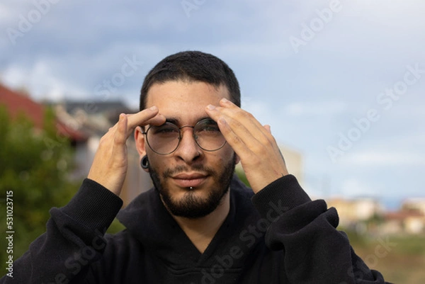 Obraz young man from front looking incredulous