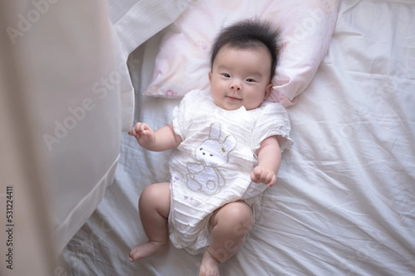 Obraz カーテンと遊ぶ赤ちゃん
