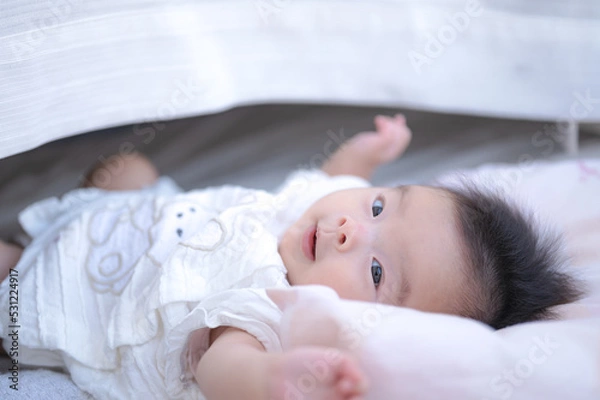 Fototapeta カーテンで遊ぶ赤ちゃん