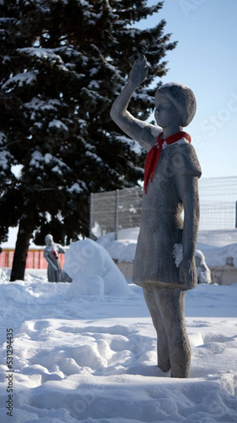 Obraz Sculptures of Soviet pioneers in the winter park. The history of pioneering in frozen sculptures.