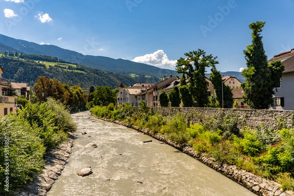 Obraz Bressanone solcata dal fiume Isarco. Sud Tirolo, Italia.