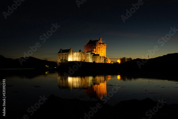 Obraz Eilean Donan Castle at night in the Highlands of Scotland
