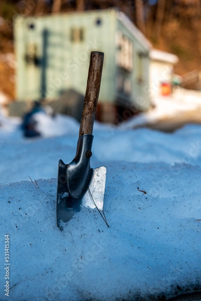 Fototapeta 눈 속에 박힌 삽의 모습