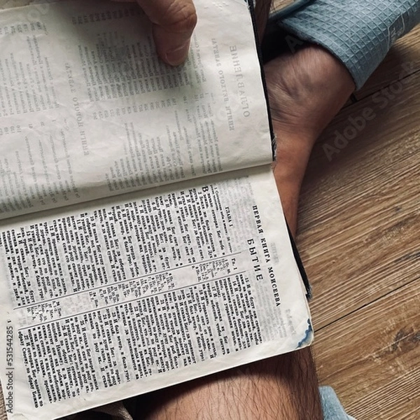 Obraz man reading a book