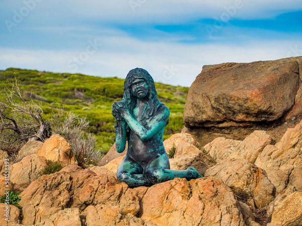 Fototapeta This small coastal village is famous for its dramatic rocky seascapes, superb surf breaks, bright white sands and thriving art scene.
