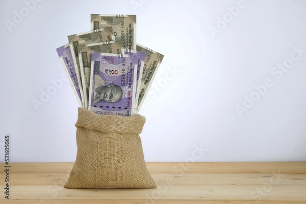 Obraz Rs. 100 and Rs. 500 notes in a jute sack.
