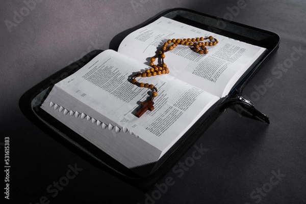 Fototapeta Różaniec na Biblii
