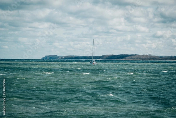 Obraz Unruhiges Meer mit einem kleinen Boot