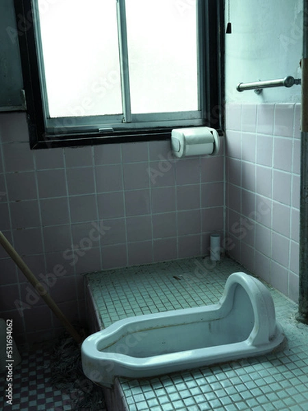 Obraz 古いビルの和式便器　トイレ　廃墟　空間