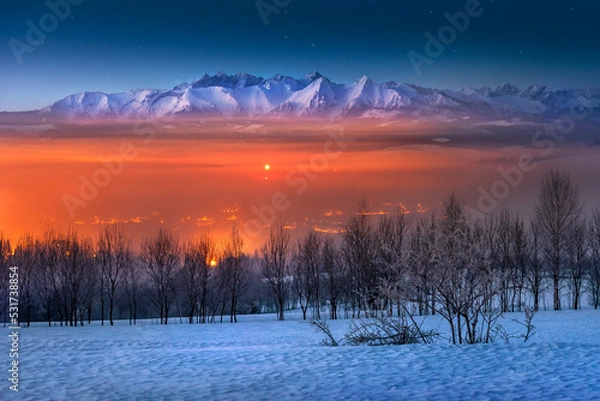 Fototapeta View of the Tatra Mountains from Pieniny. Winter, frost, night and fog, Poland.
Widok z pienin na Tatry. Zima, mróz, noc i mgła. Panorama gór. Polska