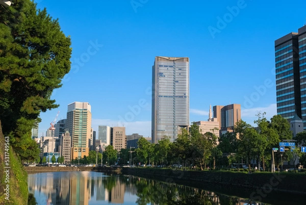 Fototapeta 東京都千代田区 皇居外苑 凱旋濠と高層ビル群