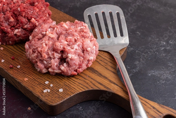 Obraz Two Different Balls Of Minced Meat: Beef And Pork Got Placed On A Wooden Board Separately. Culinary Preparation. Hamburger Ingredients. Peppercorns, Coarse Tibetan Salt, Nutmeg. Side View.