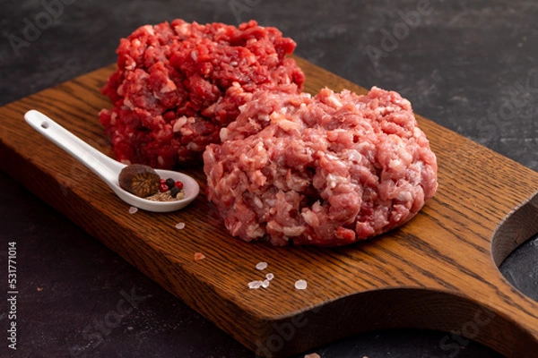 Obraz Two Different Balls Of Minced Meat: Beef And Pork Got Placed On A Wooden Board Separately. Culinary Preparation. Hamburger Ingredients. Peppercorns, Coarse Tibetan Salt, Nutmeg. Side View.