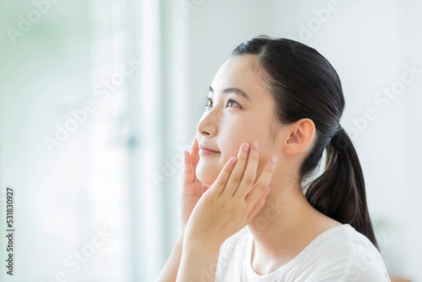 Fototapeta 若い女性のスキンケア