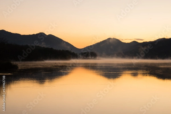 Obraz 千丈寺湖（兵庫県）の夜明け