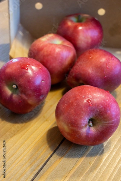 Obraz Mele rosse su tavolo di legno